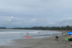 Badai Mereda, Warga Mulai Kunjungi Sejumlah Pantai Wisata di Kota Bengkulu