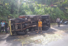 Ini Pemicu Truk Bermuatan Basreng Terguling di Jalan Lintas Kepahiang - Curup, Sopir Selamat 