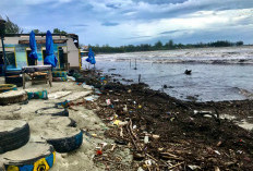 Ombak Besar Hancurkan 12 Tempat  Usaha di Pantai Jakat