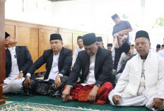Pemkab Bengkulu Tengah Serahkan Satu Ekor Hewan Kurban ke Masjid Al Mutaqqin Desa Harapan Makmur