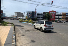 Pengendara Minta Segera Tangani Jalan Berlubang di Lampu Merah Simpang Sekip 