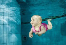 Berenang, Cara Asyik Tingkatkan Kecerdasan dan Nafsu Makan Bayi 