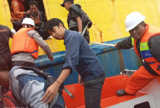 Kapal Tongkang Kandas di Pintu Masuk Dermaga Pulau Baai, 20 Penumpang KM Pulo Tello Dievakuasi