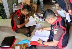 Jaksa Geledah Kantor Desa Talang Rasau, Sofa Mantan Kades dan Dokumen Disita Ini Kasusnya