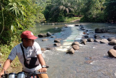 Menanti Relokasi Jembatan Desa Simpang, Warga Inisiatif Buat Jalur di Aliran Sungai