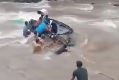 Mobil Pengangkut Jagung Terbawa Arus Sungai Air Nipis