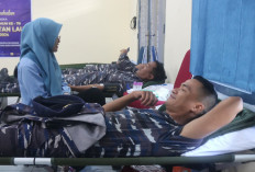 Sambut HUT TNI AL ke-79, Lanal Bengkulu, Bagikan Sembako dan Berikan Layananan Kesehatan Gratis.