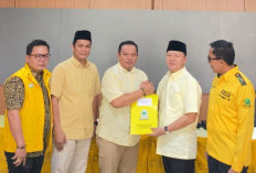 Pilkada Seluma, Rohidin Mersyah Serahkan B1 KWK Golkar ke Paslon Erwin-Jonaidi