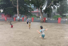 Riangnya Anak-anak Saat Halaman Lapas Kelas IIB Manna Kebanjiran
