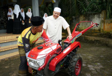 Anak Seorang Petani, Gubernur Rohidin Salurkan Ribuan Alsintan Gratis