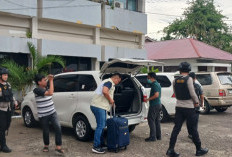 Usai Geledah, KPK Angkut Satu Koper Besar Warna Biru Usai Geledah Disnakertrans Provinsi Bengkulu 