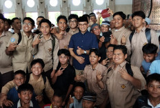 Diserbu Jemaah Usai Salat Jumat, Anies Rasakan Kehangatan Masyarakat Bengkulu