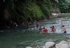 Warga Desa Sekalak Terpaksa Arungi Sungai untuk Menyeberang, Jembatan Putus Sejak 2020